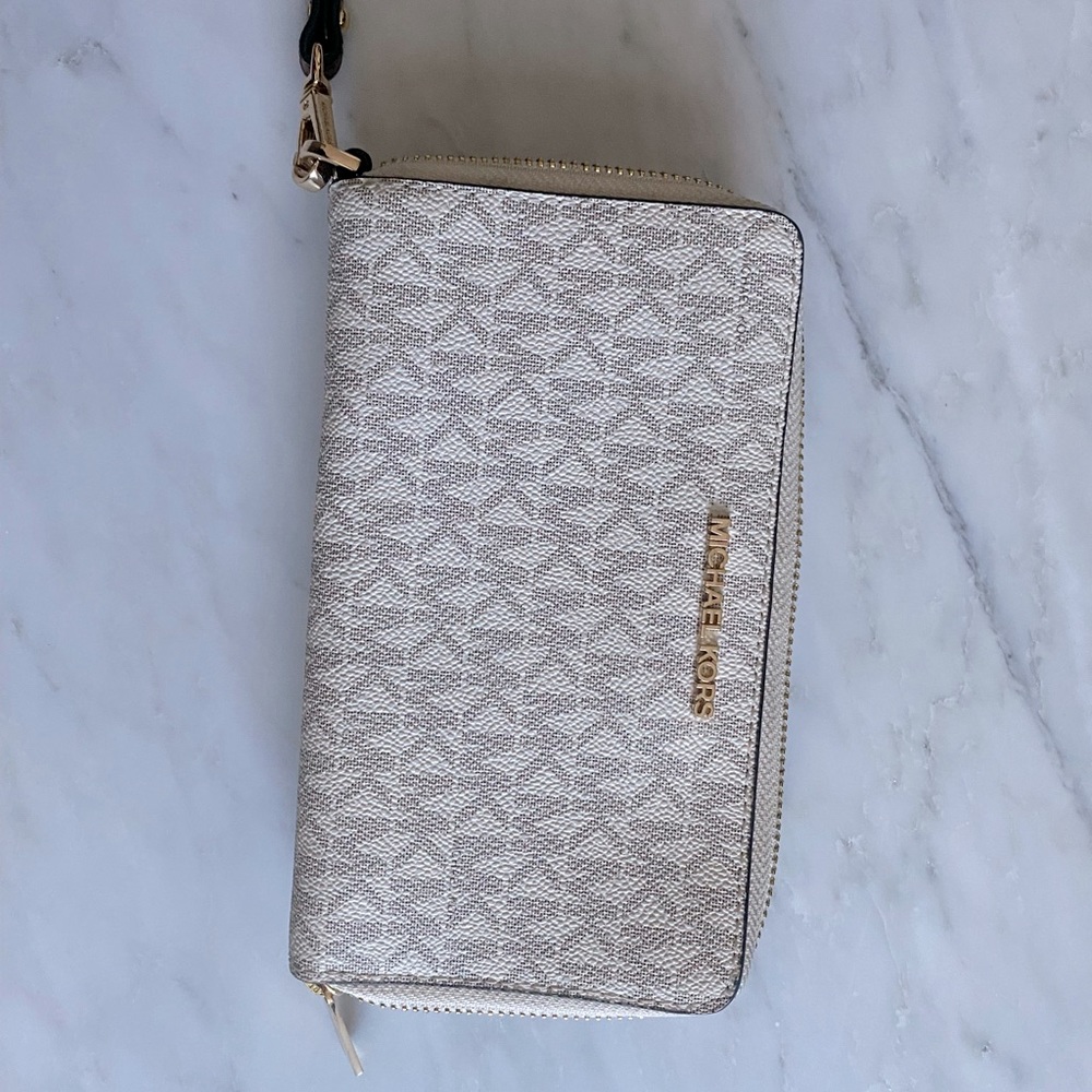 Wristlets with exterior cellphone slot